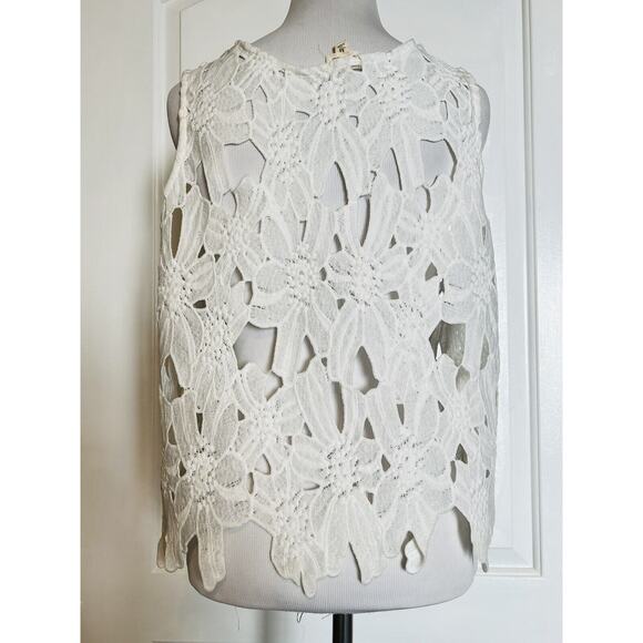 CAUTION TO THE WIND Anthropologie White Sleeveless Lace Flower Blouse Crop Top M - Picture 6 of 9